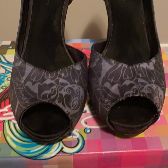 Gorgeous Ed Hardy Satin Pumps - Picture 4 of 5